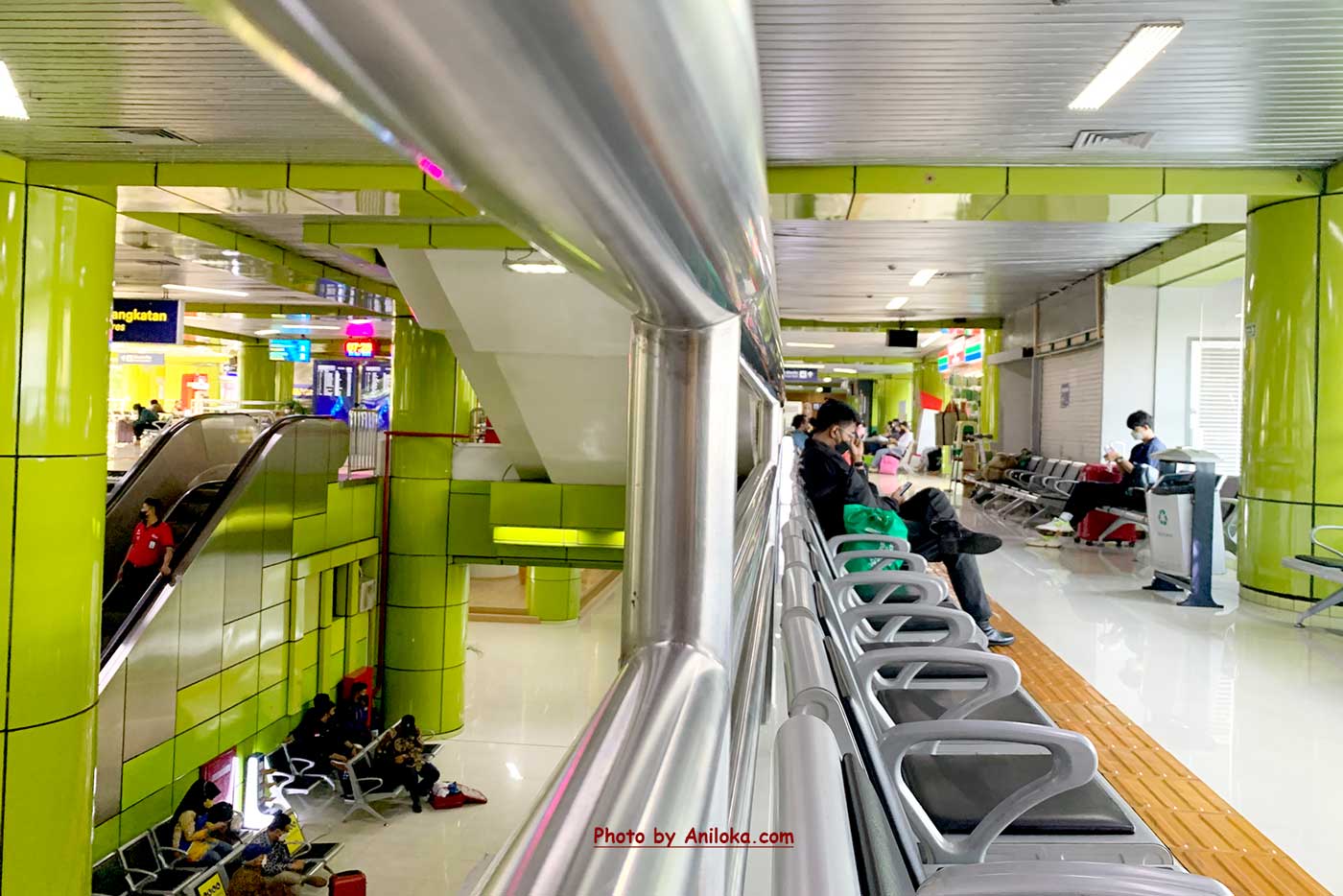 Foto area di depan ruang tunggu Luxury Stasiun Gambir