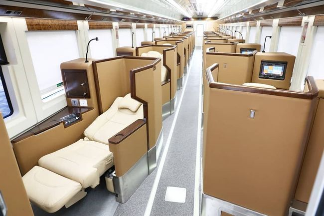 Foto tempat duduk Kereta Luxury Sleeper Taksaka 82L