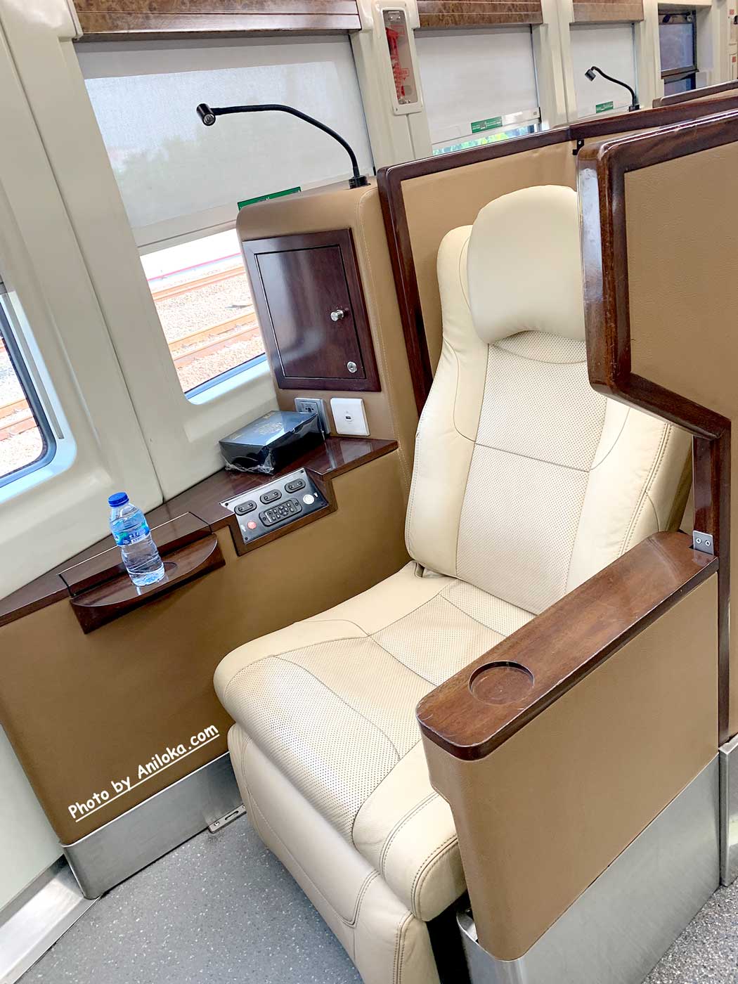 Foto tempat duduk Kereta Luxury Sleeper Taksaka 82L