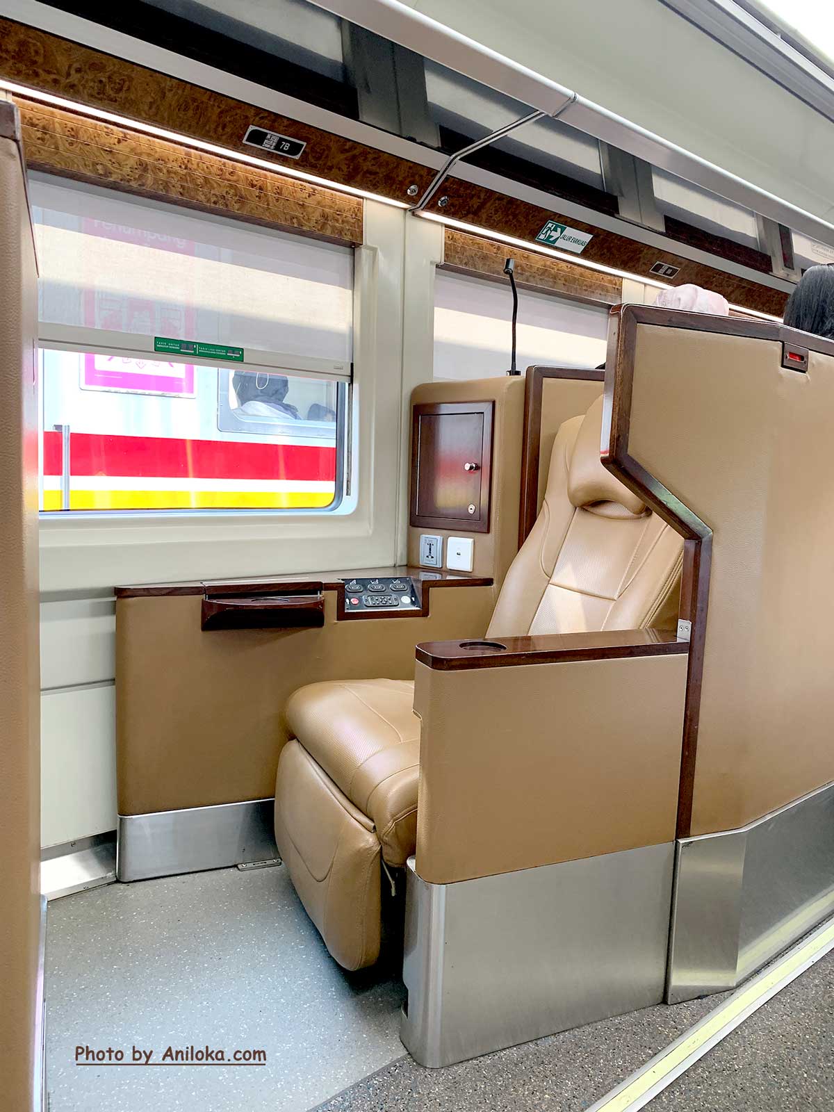 Foto tempat duduk Kereta Luxury Sleeper Taksaka 82L