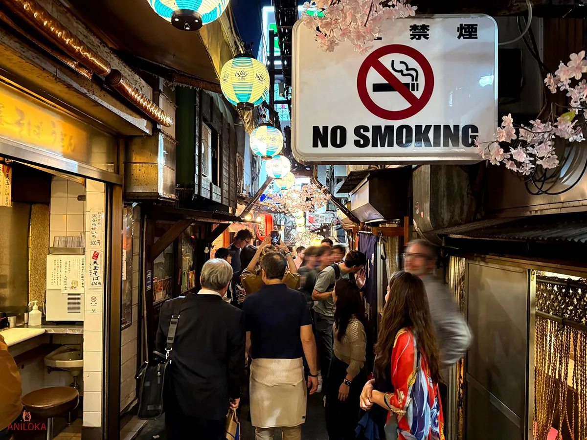Narrow Alley full of Izakaya at Omoide Yokocho Shinjuku Japan Narrow Alley full of Izakaya at Omoide Yokocho Shinjuku Japan